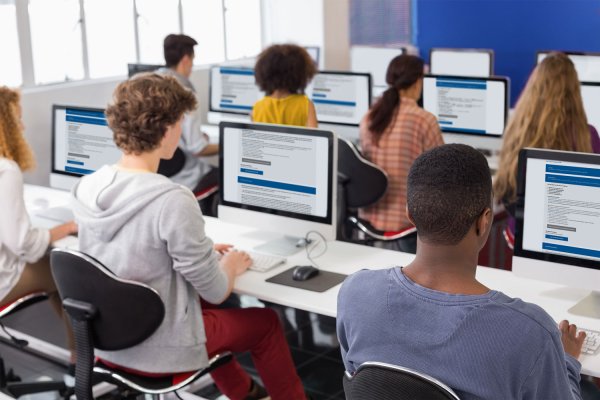 Schulklasse vor Computern