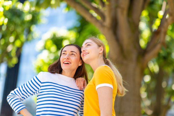 Zwei Schüler unter einem Baum