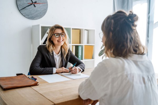 Zwei Personen bei einem Beratungsgespräch